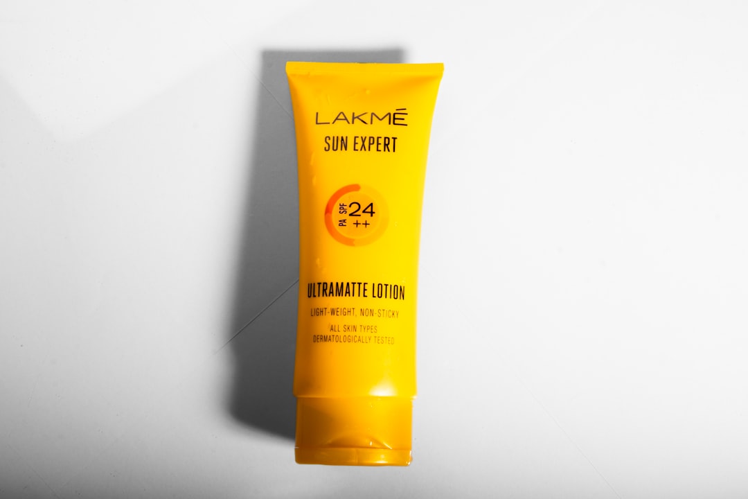 איפור עם SPF לעור כהה - איפור עם SPF לעור כהה: המדריך המלא למניעת עקבות לבנות ופגמי גוון